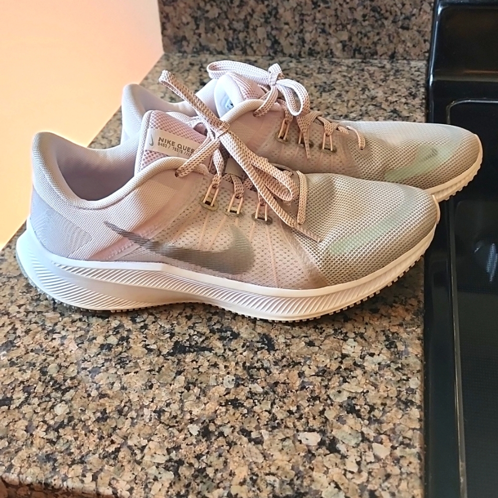 Nike quest running shoes